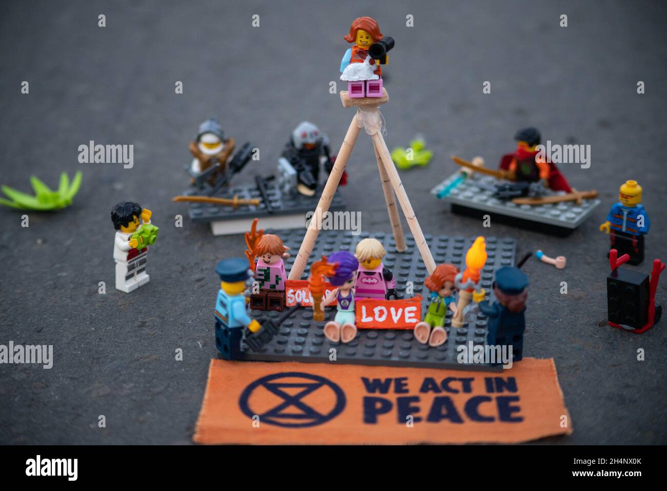 Malvern, Worcestershire, Inghilterra, Regno Unito 4 novembre 2020 i manifestanti della ribellione di estinzione hanno bloccato una Fiera delle armi presso lo showground delle tre contee a Malvern per richiamare il ruolo dei militari nel alimentare la crisi climatica come parte di una serie di azioni in tutto il Regno Unito e nel mondo in coincidenza con il vertice della COP26 Glasgow. Ai manifestanti si unì la ribellione del lego. Credit: Denise Laura Baker/Alamy Live News Foto Stock