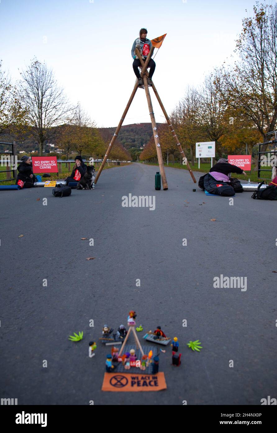 Malvern, Worcestershire, Inghilterra, Regno Unito 4 novembre 2020 i manifestanti della ribellione di estinzione hanno bloccato una Fiera delle armi presso lo showground delle tre contee a Malvern per richiamare il ruolo dei militari nel alimentare la crisi climatica come parte di una serie di azioni in tutto il Regno Unito e nel mondo in coincidenza con il vertice della COP26 Glasgow. Ai manifestanti si unì la ribellione del lego. Credit: Denise Laura Baker/Alamy Live News Foto Stock