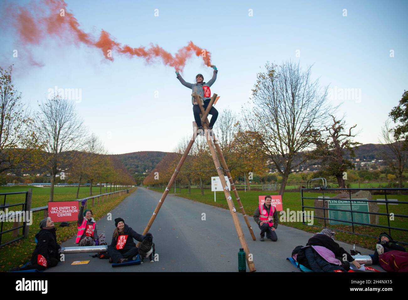 Malvern, Worcestershire, Inghilterra, Regno Unito 4 novembre 2020 i manifestanti della ribellione di estinzione hanno bloccato una Fiera delle armi presso lo showground delle tre contee a Malvern per richiamare il ruolo dei militari nel alimentare la crisi climatica come parte di una serie di azioni in tutto il Regno Unito e nel mondo in coincidenza con il vertice della COP26 Glasgow. Ai manifestanti si unì la ribellione del lego. Credit: Denise Laura Baker/Alamy Live News Foto Stock