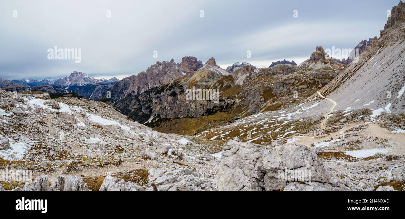 Vista panoramica sulle famose vette delle Dolomiti, Parco Nazionale delle tre Cime di Lavaredo, Alpi Dolomiti, Alto Adige, Italia Foto Stock