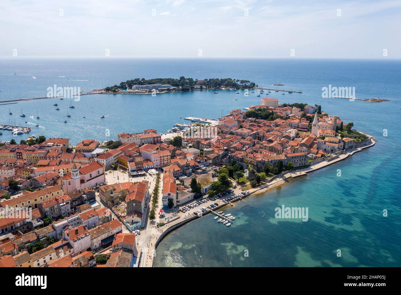 Una splendida vista aerea di Porec, sullo sfondo isola St.Nikola, Istria, Croazia Foto Stock