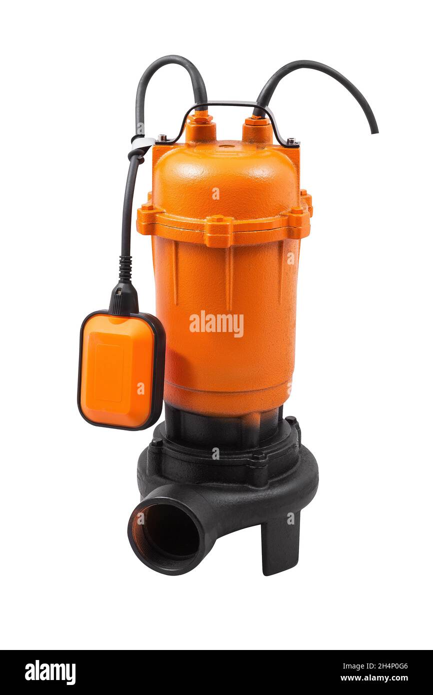 Pompa di drenaggio sommergibile automatica arancione con tubo su sfondo bianco isolato in studio Foto Stock