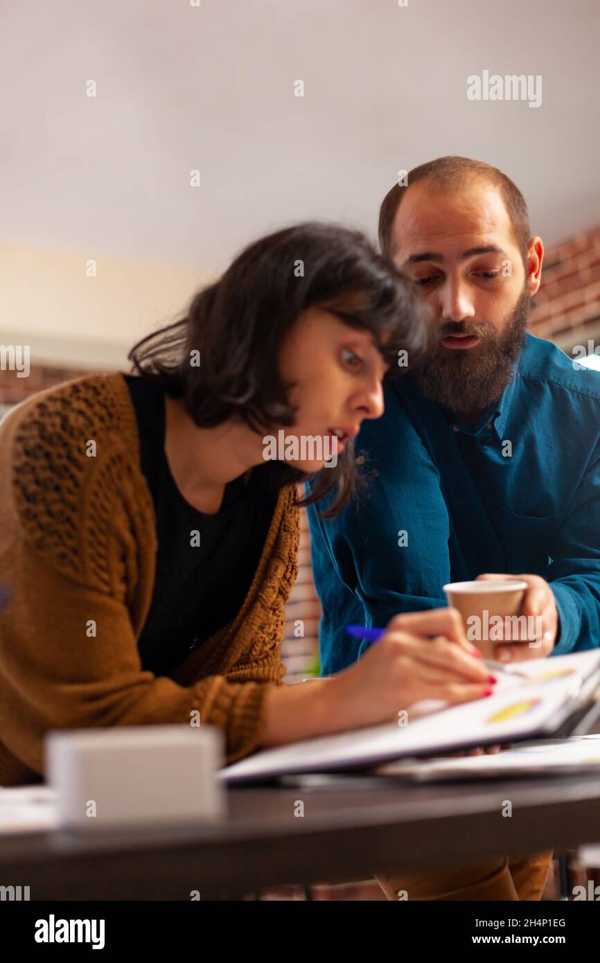 Businesswoman spiegare strategia di marketing analizzare i documenti statistici aziendali con il manager che lavora alla presentazione aziendale in startup Office. Colleghi idee di brainstorming per il progetto di gestione Foto Stock