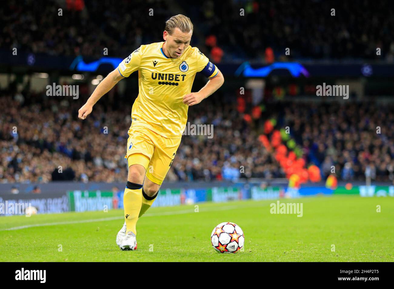 Manchester, Regno Unito. 03 novembre 2021. Ruud Vormer #25 del Club Brugge corre con la palla a Manchester, Regno Unito il 11/3/2021. (Foto di Conor Molloy/News Images/Sipa USA) Credit: Sipa USA/Alamy Live News Foto Stock