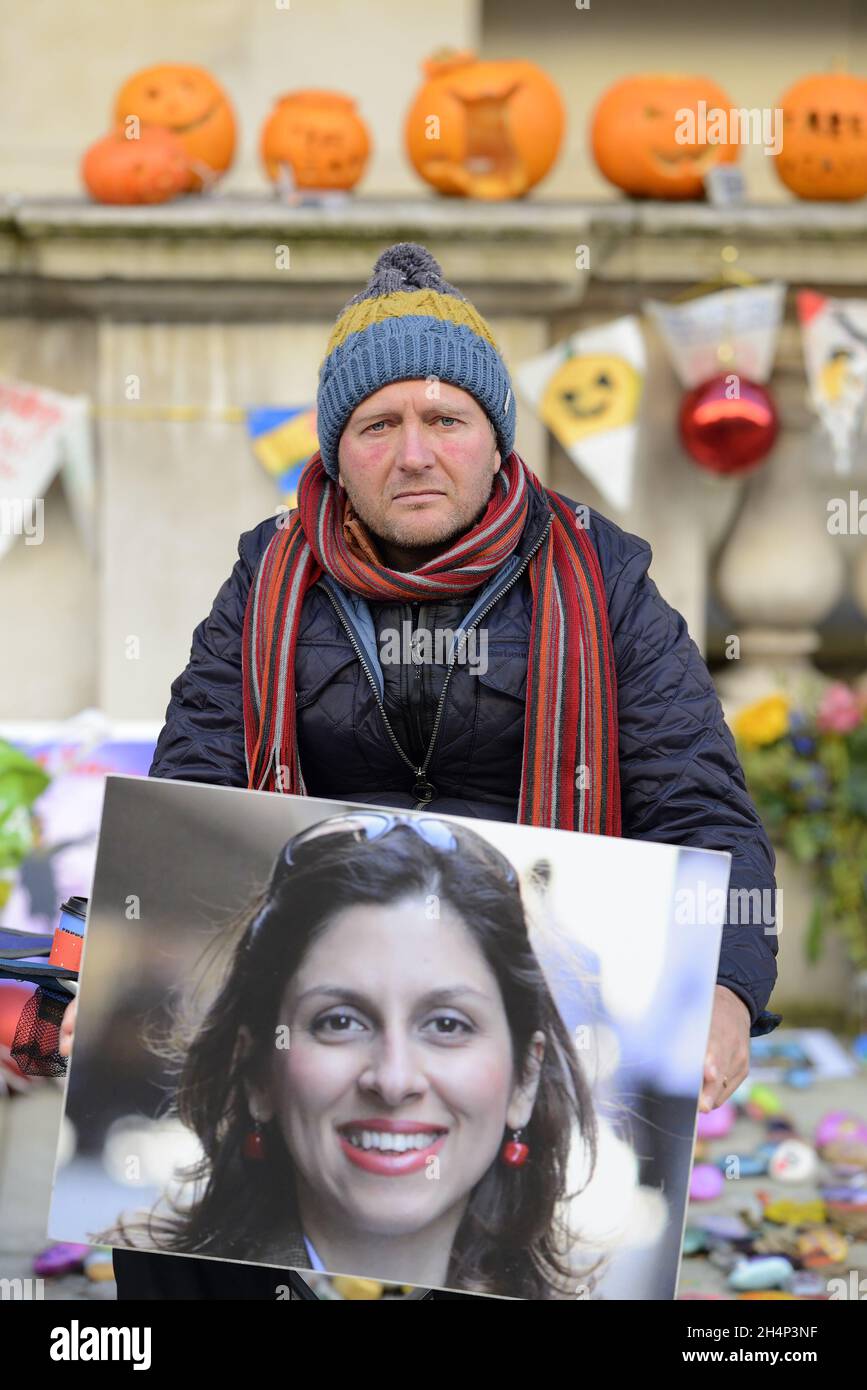 Richard Ratcliffe - marito di Nazanina Zaghari-Ratcliffe, detenuto in Iran - il decimo giorno del suo sciopero della fame al di fuori dell'Ufficio degli Esteri di Londo Foto Stock