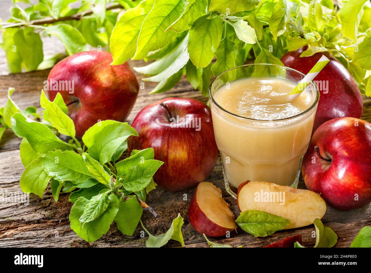 succo appena spremuto a base di mele sane e biologiche Foto Stock