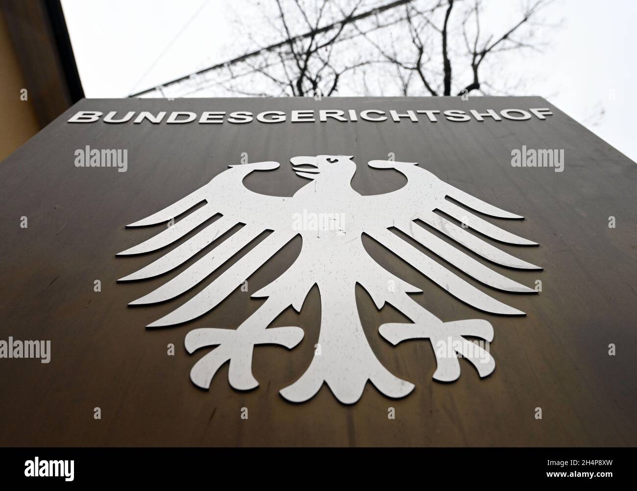 Karlsruhe, Germania. 4 novembre 2021. Un cartello con l'aquila federale e la scritta Bundesgerichtshof, preso di fronte al Bundesgerichtshof (BGH). Credit: Uli Deck/dpa/Alamy Live News Foto Stock