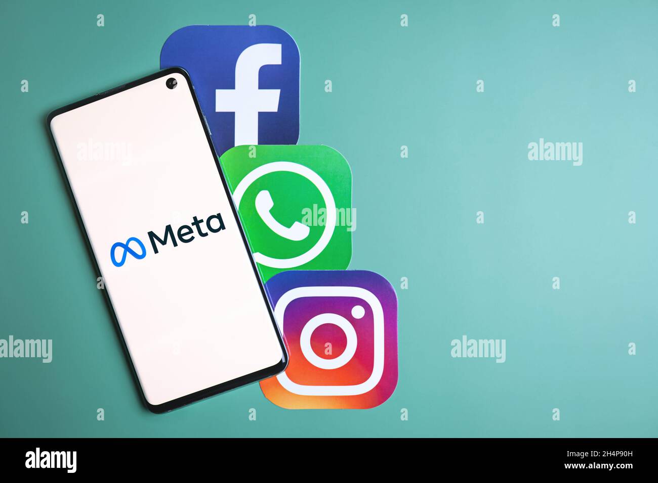 META logo sullo schermo dello smartphone accanto alle icone Facebook, Whatsapp e Instagram. Facebook cambia il nome della società in Meta e si concentra sulla metaversa nel suo rebrand. Swansea, Regno Unito - 2 novembre 2021. Foto Stock