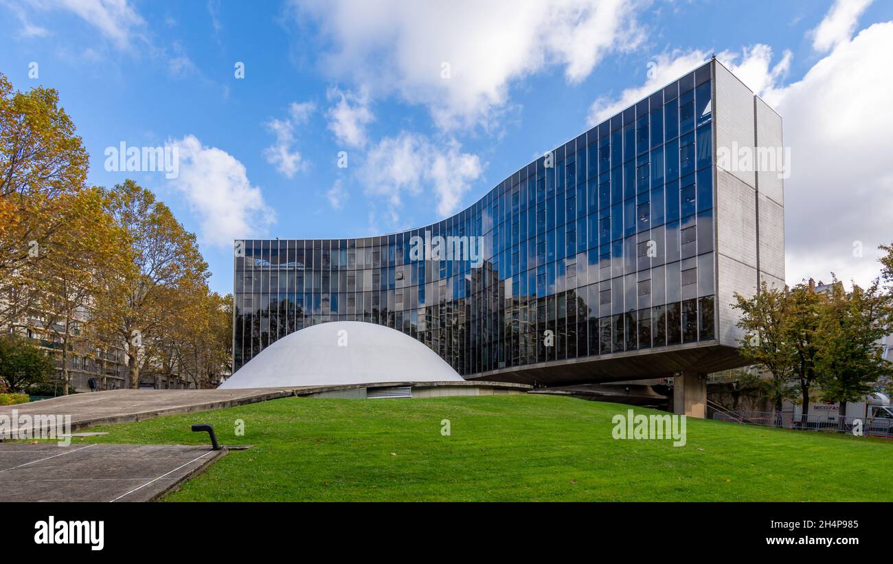 Vista esterna della sede del Partito Comunista Francese (PCF), costruita nel 1971 dall'architetto brasiliano Oskar Niemeyer Foto Stock