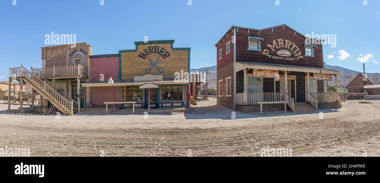 Alméria Spagna - 09 15 2021: Vista panoramica presso l'Oasys - Mini Hollywood, un parco a tema spagnolo in stile occidentale, al di fuori dello scenario occidentale cowboy, città Foto Stock