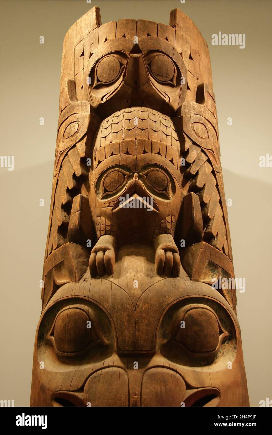 Questo bel totem in legno intagliato palo, esposto nel British Museum, proviene dalla provincia canadese della British Columbia sul Pacifico Nor Foto Stock Questo bel totem in legno intagliato palo, esposto nel British Museum, proviene dalla provincia canadese della British Columbia sul Pacifico Nor Foto Stock