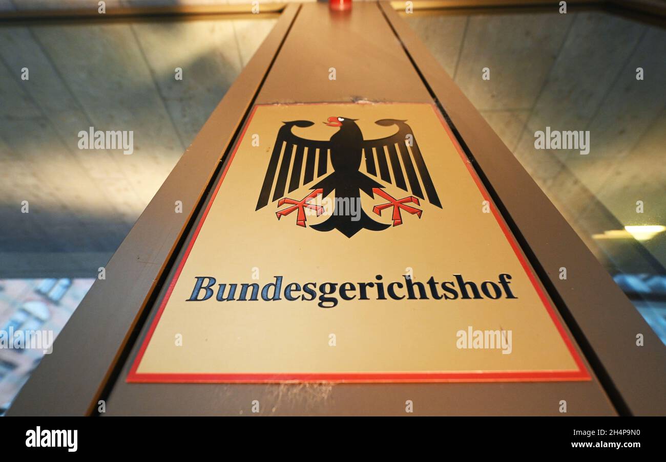 Karlsruhe, Germania. 4 novembre 2021. Un cartello con l'aquila federale e la scritta Bundesgerichtshof, preso di fronte al Bundesgerichtshof (BGH). Credit: Uli Deck/dpa/Alamy Live News Foto Stock