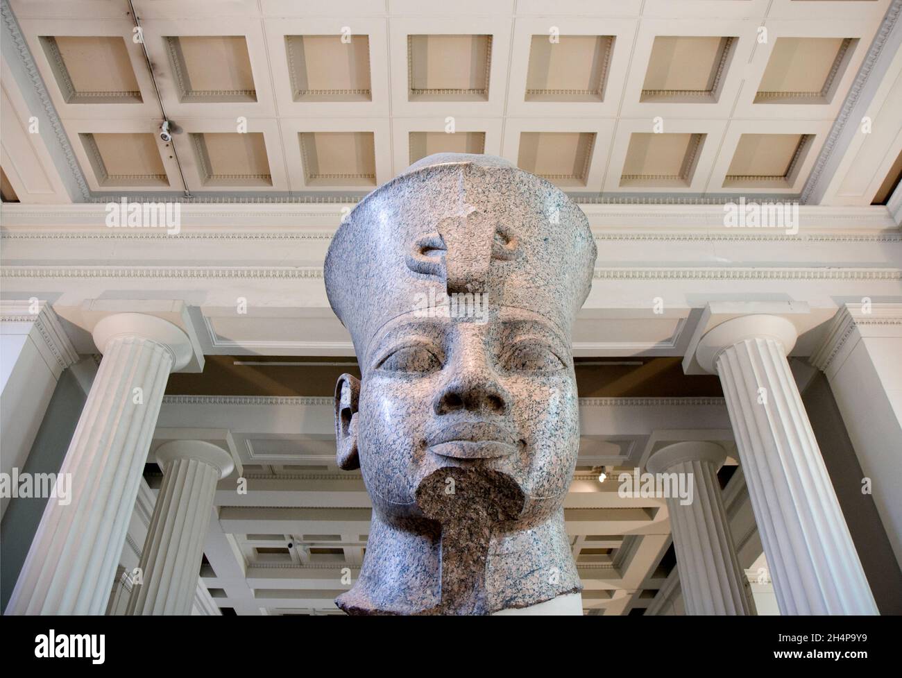 La colossale statua di granito rosso di Amenhotep III nel British Museum è una testa di granito della XVIII dinastia antico faraone egiziano. Noto anche come A. Foto Stock