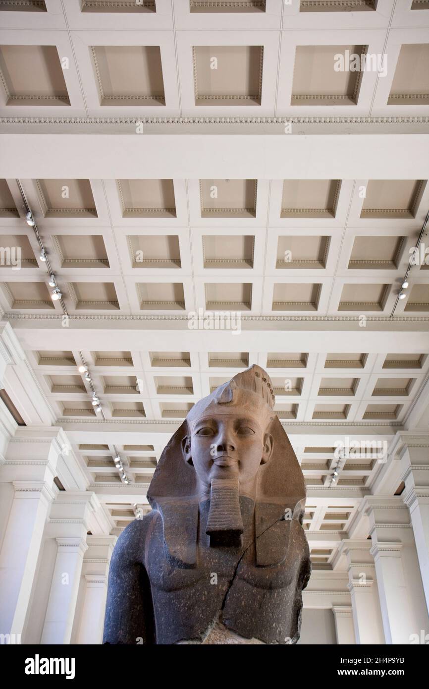 Il Memnon più giovane è una colossale statua di granito antico egizio dal tempio mortuario del Ramesseum a Tebe, Alto Egitto. Una mostra degli inglesi Foto Stock