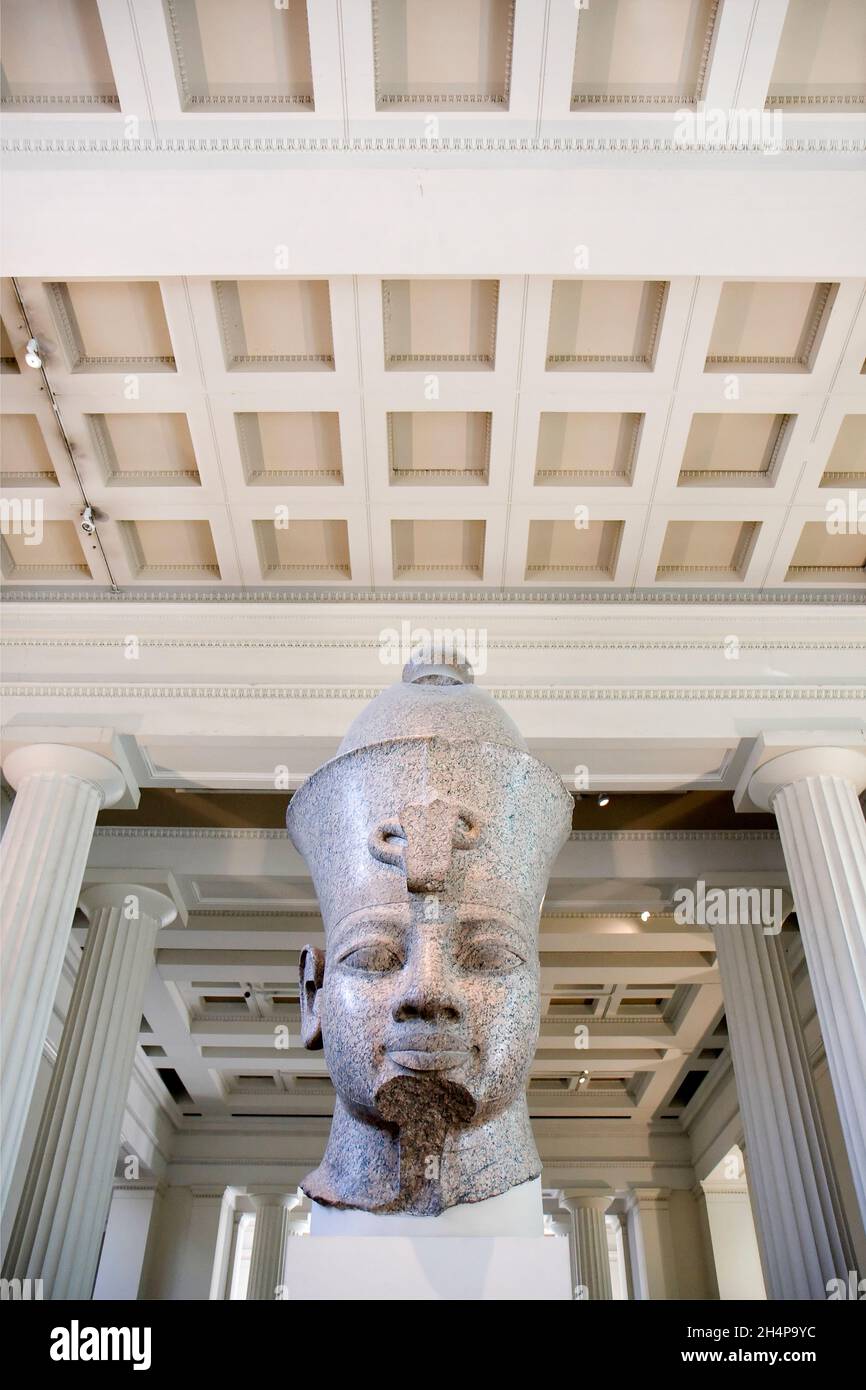 La colossale statua di granito rosso di Amenhotep III nel British Museum è una testa di granito della XVIII dinastia antico faraone egiziano. Noto anche come A. Foto Stock