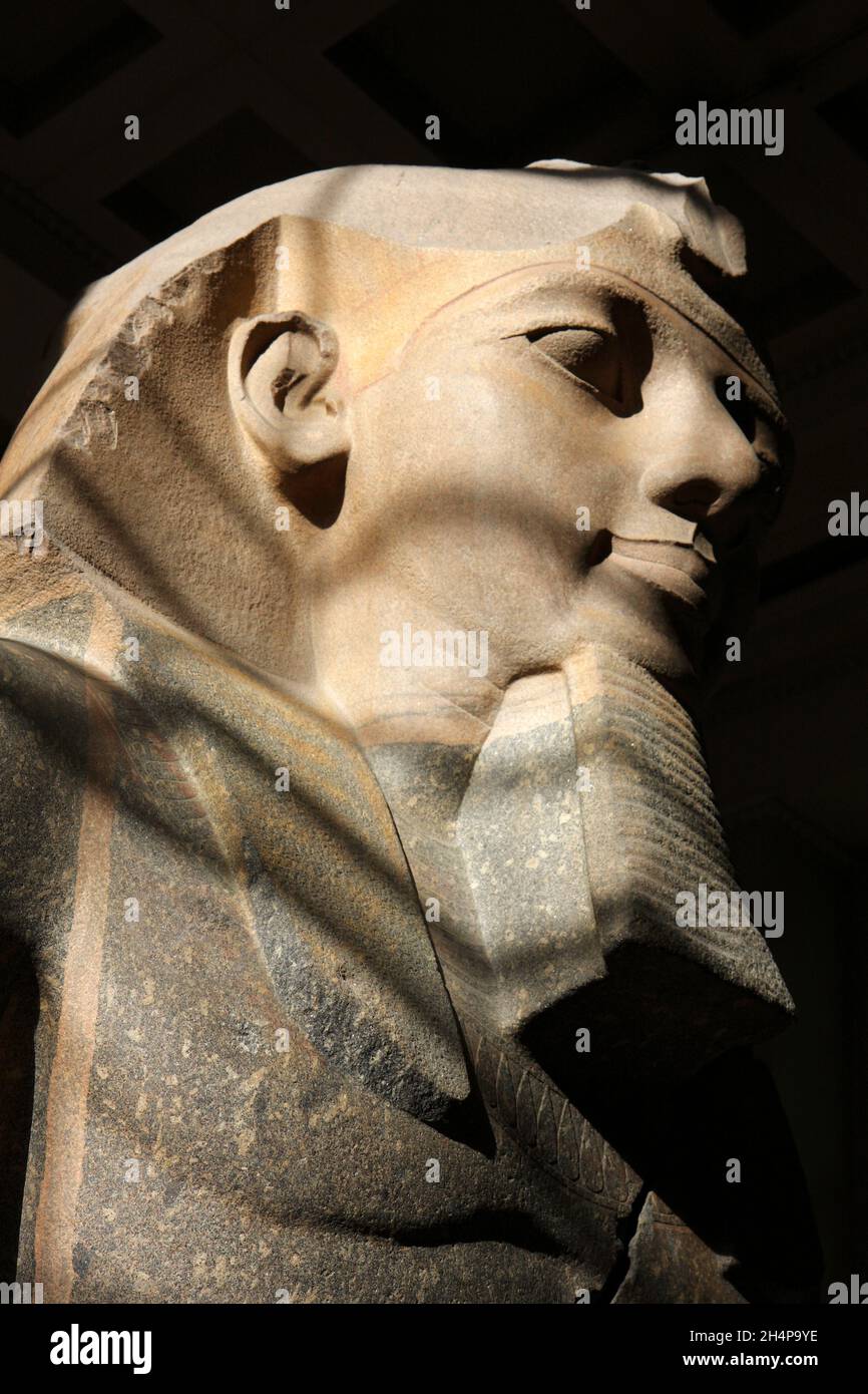 Testa drammatica con ombre della diciannovesima dinastia Faraone Ramesses II, spesso considerato come il più grande, più celebrato, e più potente faraone o Foto Stock