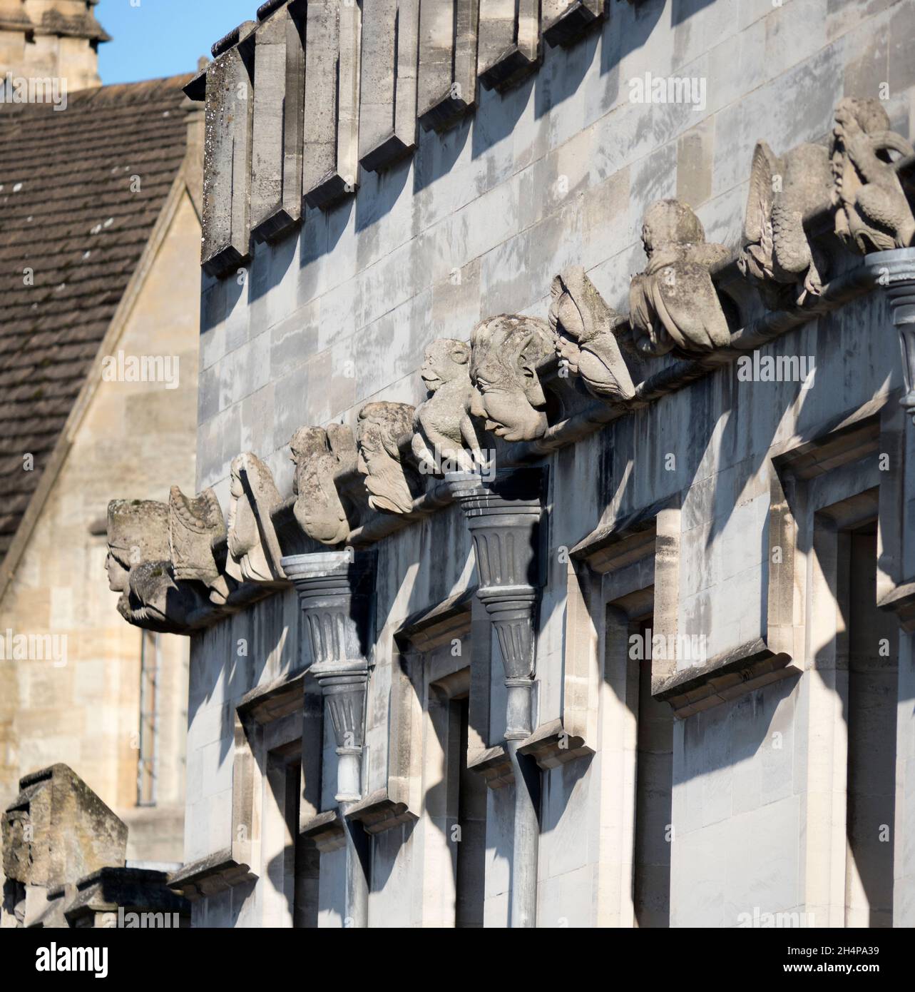 Ogni Oxford College - compreso Magdalen, qui mostrato - ha la sua famiglia di gargoyles molto propria e fantasiosa; per secoli, sono stati KE Foto Stock