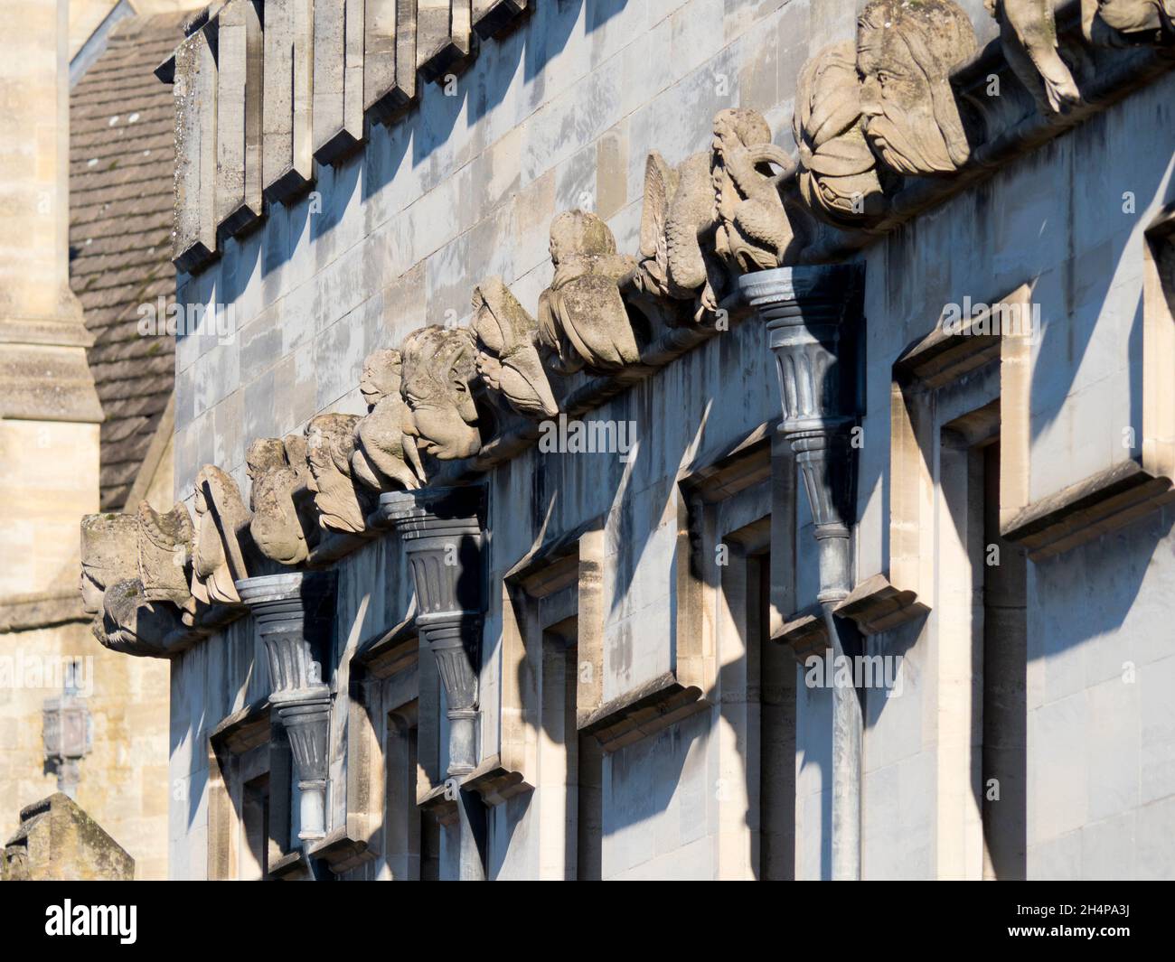 Ogni Oxford College - compreso Magdalen, qui mostrato - ha la sua famiglia di gargoyles molto propria e fantasiosa; per secoli, sono stati KE Foto Stock