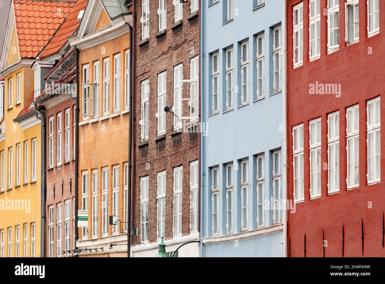 Nyhavn è un famoso lungomare, canale e quartiere dei divertimenti di Copenhagen, Danimarca. Fiancheggiato da colori vivaci 17 e 18 Foto Stock
