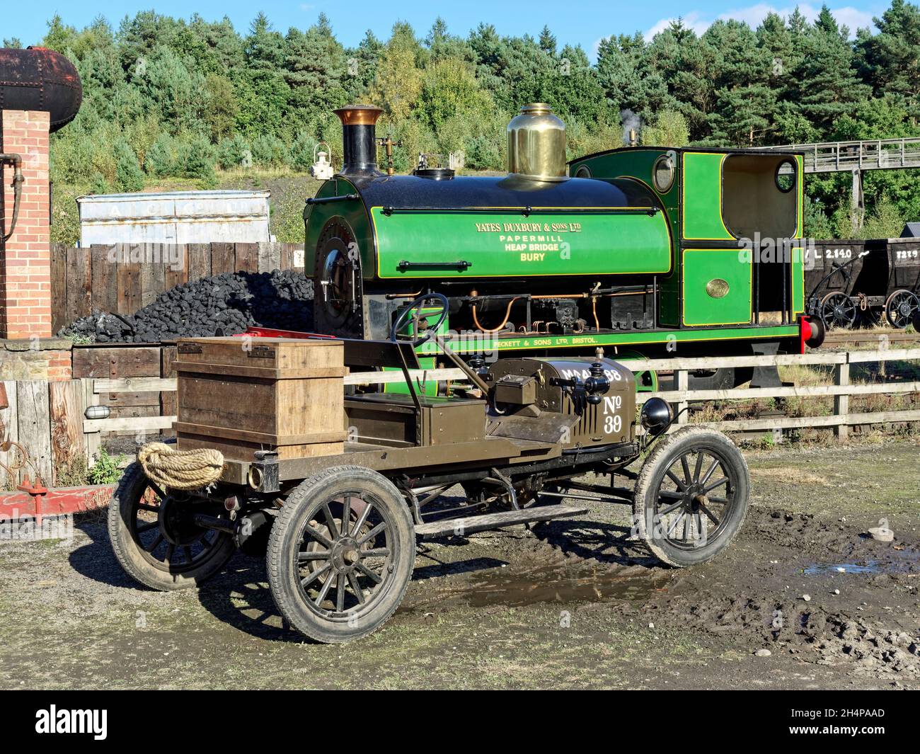 Il Beamish Museum si scontra con le tipiche scene di lavoro ricreate per un evento charter. Foto Stock