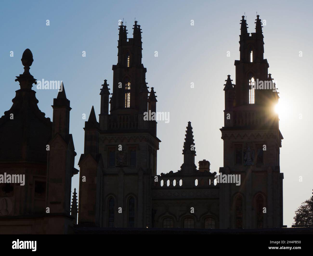 All Souls College fu fondato da Enrico VI d'Inghilterra e dall'arcivescovo di Canterbury, nel 1438. Qui vediamo le sue torri gemelle, viste dal New College Foto Stock All Souls College fu fondato da Enrico VI d'Inghilterra e dall'arcivescovo di Canterbury, nel 1438. Qui vediamo le sue torri gemelle, viste dal New College Foto Stock