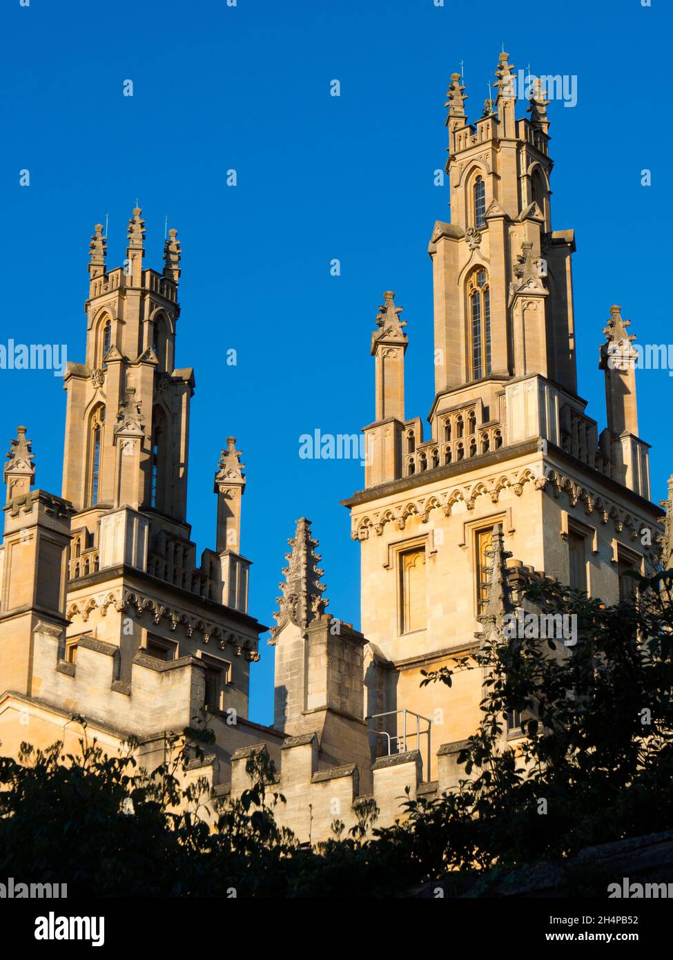All Souls College fu fondato da Enrico VI d'Inghilterra e dall'arcivescovo di Canterbury, nel 1438. Qui vediamo le sue torri gemelle, viste dal New College Foto Stock All Souls College fu fondato da Enrico VI d'Inghilterra e dall'arcivescovo di Canterbury, nel 1438. Qui vediamo le sue torri gemelle, viste dal New College Foto Stock