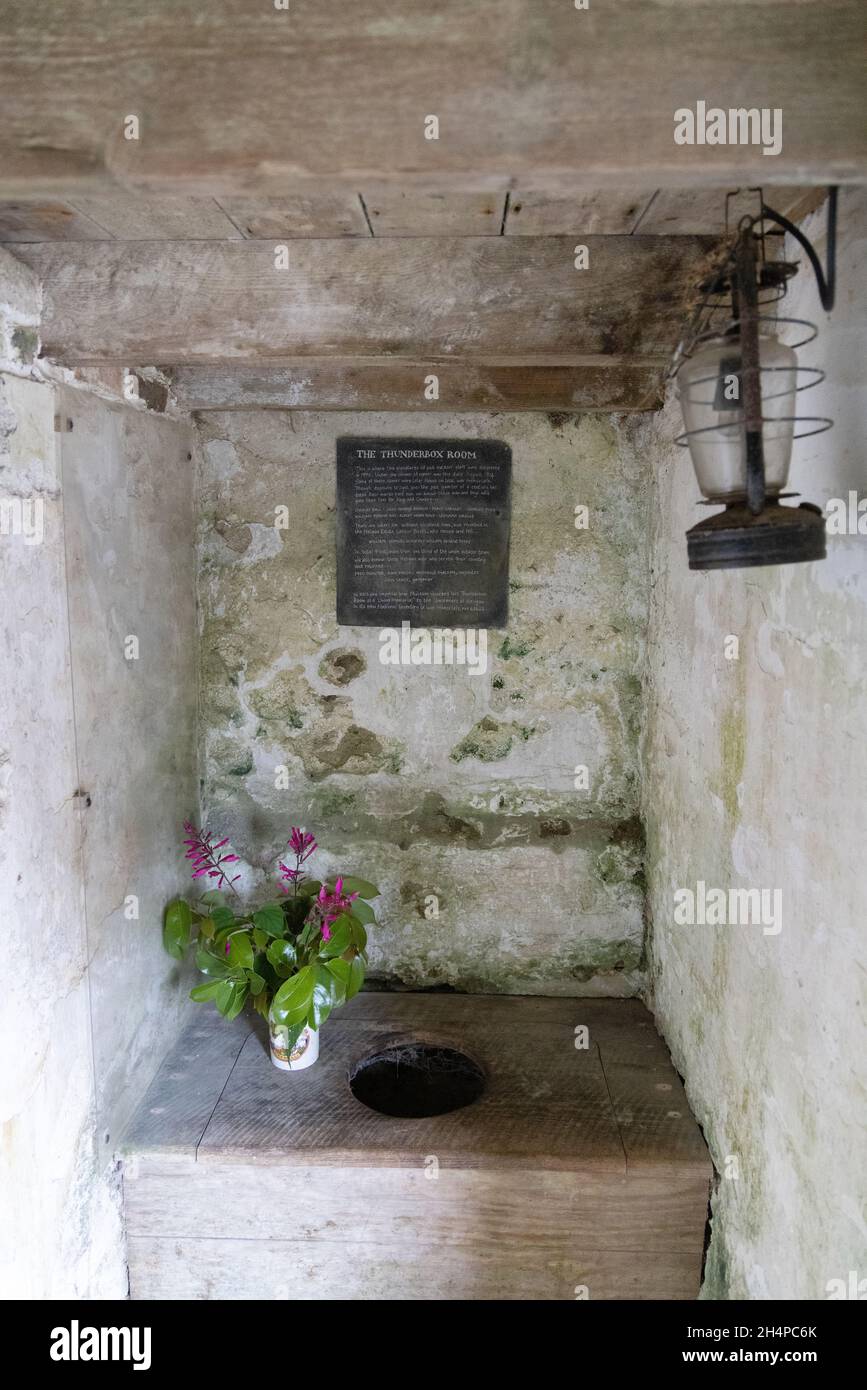 The Lost Gardens of Heligan, Cornwall UK; The Thunderbox Room (toilette), dove i giardinieri firmarono il loro nome quando andarono in guerra nel 1914. Foto Stock