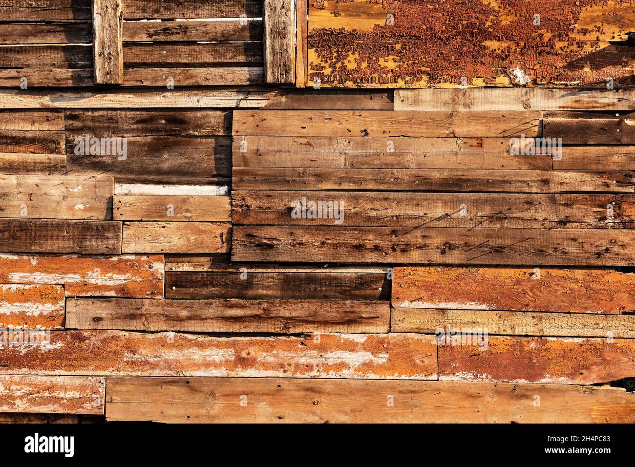 Sfondo vintage da vecchi assi di legno grezzo. Grunge texture di una  vecchia recinzione in legno naturale barrette e tavole. Vecchio legno  recinzione sfondo Foto stock - Alamy