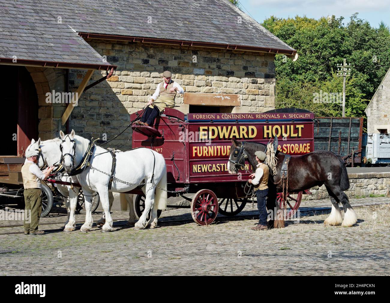 Un pulmino trainato da cavalli in una scena degli anni '20 ricreato al cantiere della stazione di Rowley al Beamish Museum, County Durham. Foto Stock