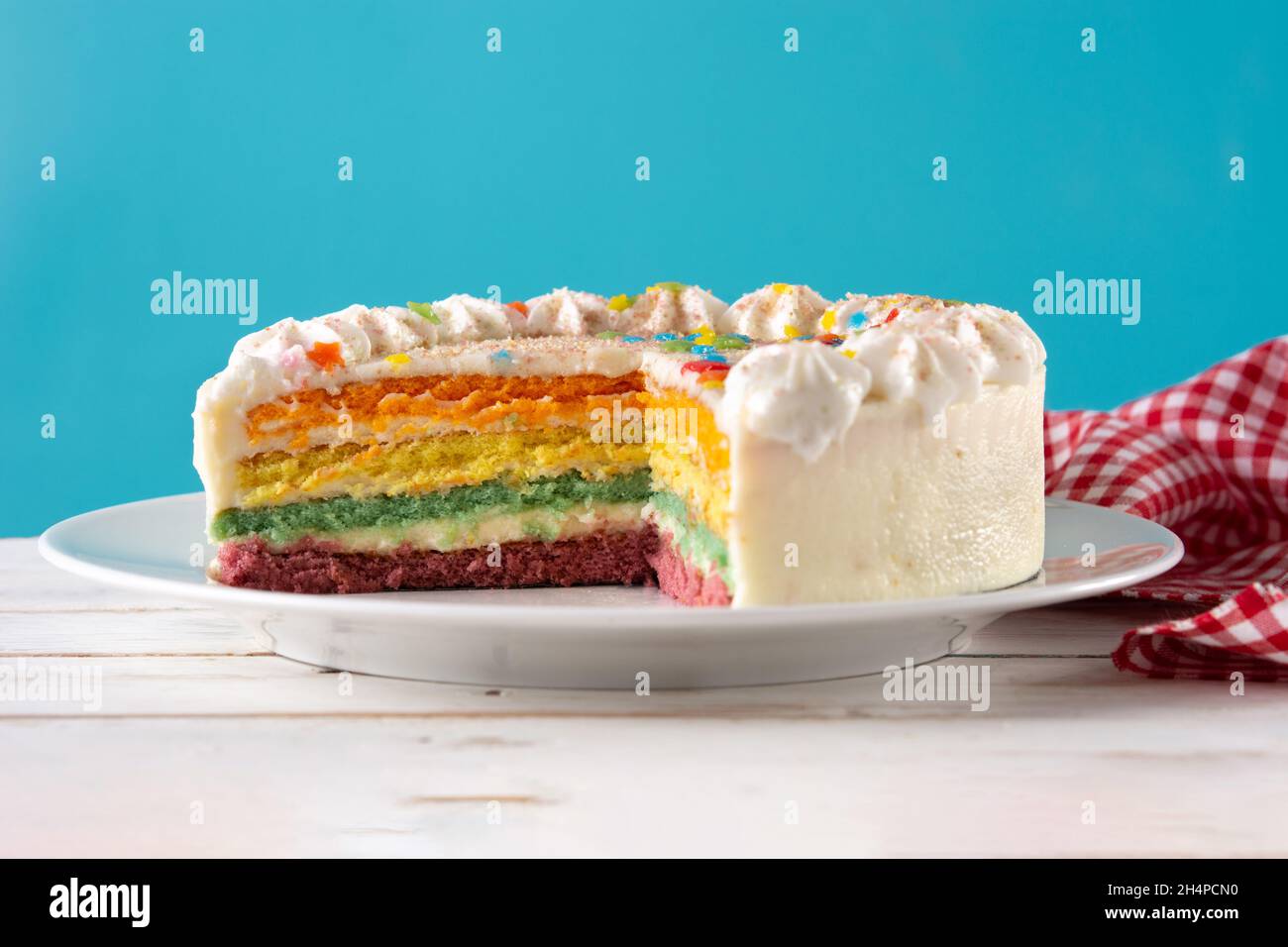 Torta di arcobaleno strato su tavola di legno Foto Stock