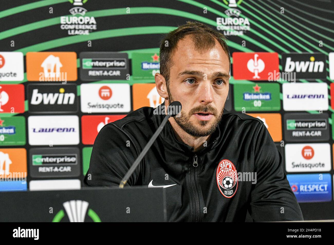 Non esclusiva: ZAPORIZHZHIA, UCRAINA - 03 NOVEMBRE 2021 - il giocatore di FC Zorya Maksym Imerekov è raffigurato durante la conferenza stampa davanti all'UEF Foto Stock