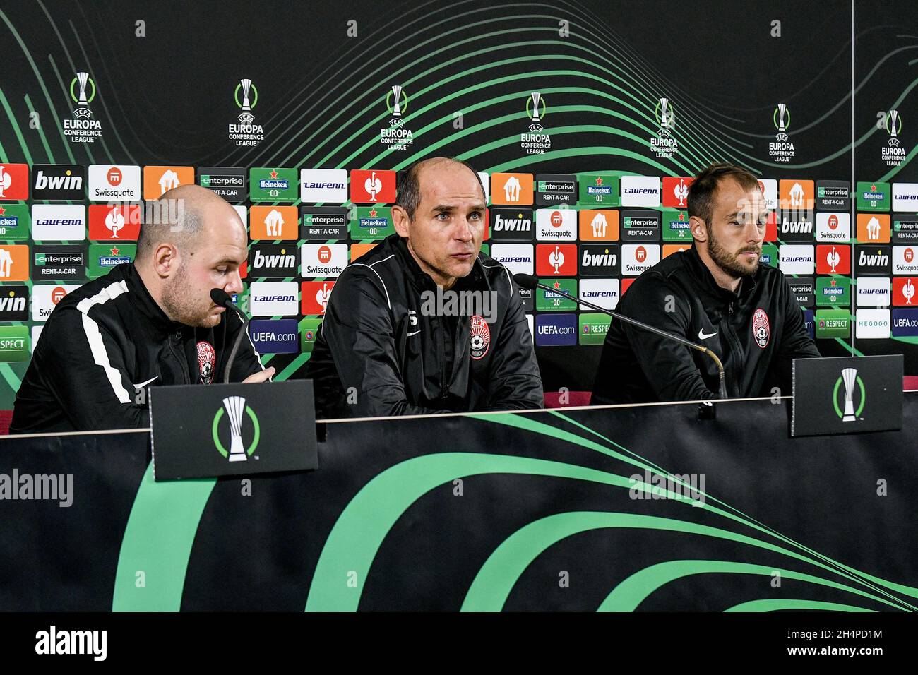 Non esclusiva: ZAPORIZHZHZHIA, UCRAINA - 03 NOVEMBRE 2021 - giocatore di FC Zorya Maksym Imerekov e il manager Viktor Skrypnyk (da R a L) sono foto durin Foto Stock