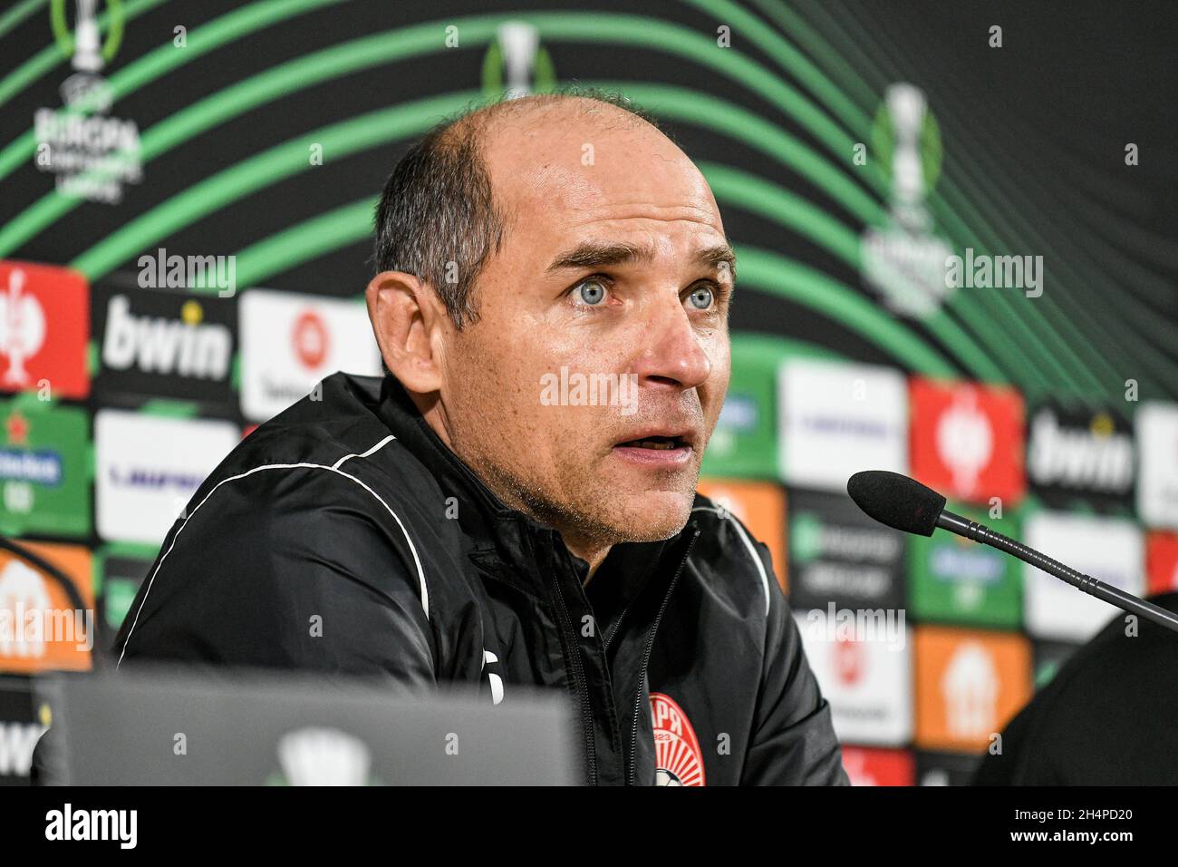 Non esclusiva: ZAPORIZHZHZHIA, UCRAINA - 03 NOVEMBRE 2021 - il manager del FC Zorya Viktor Skrypnyk parla durante la conferenza stampa davanti al Confe UEFA Foto Stock