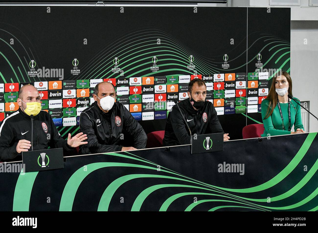 Non esclusiva: ZAPORIZHZHZHIA, UCRAINA - 03 NOVEMBRE 2021 - il giocatore di FC Zorya Maksym Imerekov e il manager Viktor Skrypnyk (C, R to L) sono raffigurati du Foto Stock