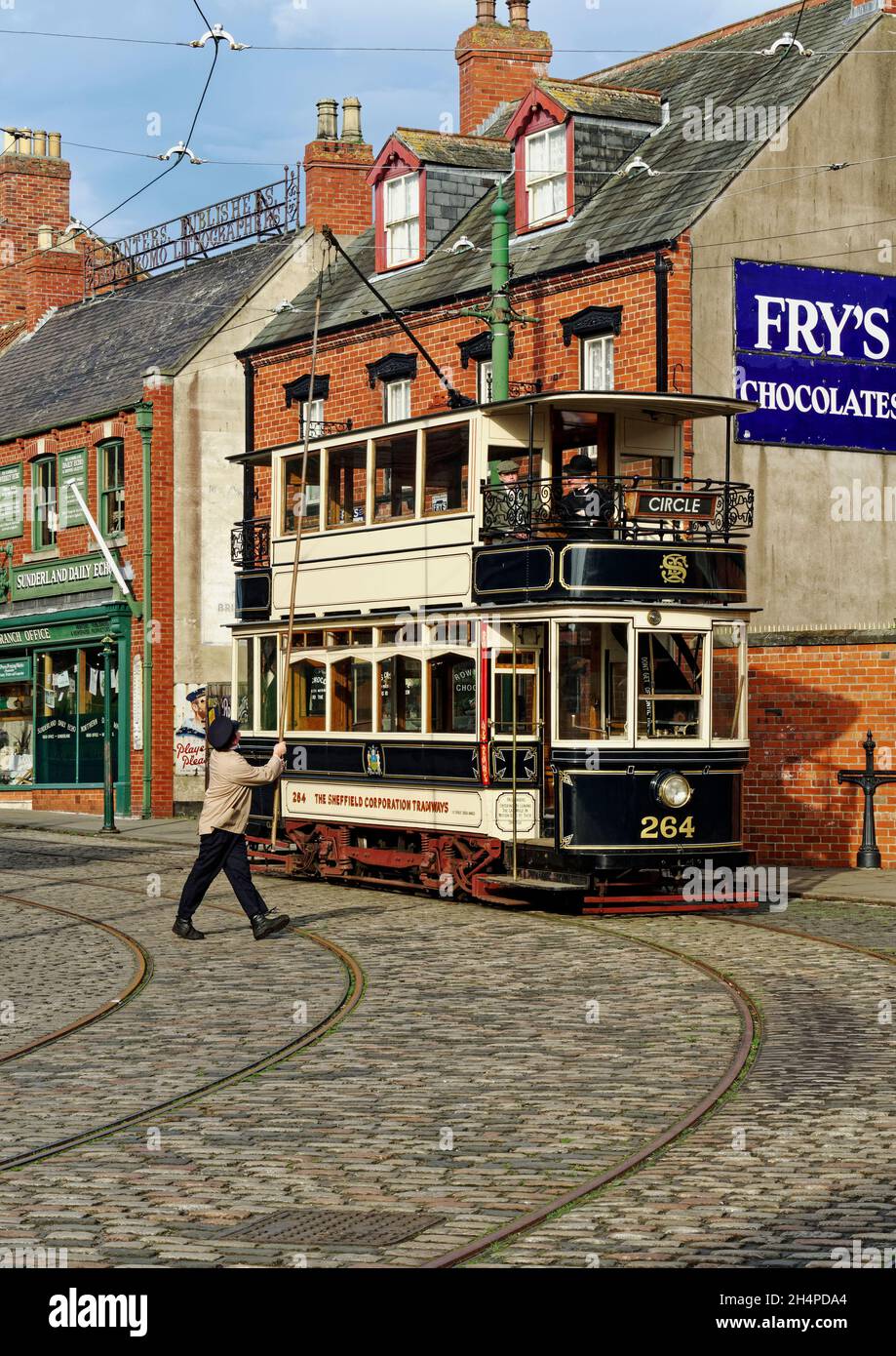 Il tram restaurato di Sheffield ricrea una scena di strada del 1900 con persone in costume d'epoca nella zona cittadina di Beamish Museum, County Durham. Foto Stock Il tram restaurato di Sheffield ricrea una scena di strada del 1900 con persone in costume d'epoca nella zona cittadina di Beamish Museum, County Durham. Foto Stock