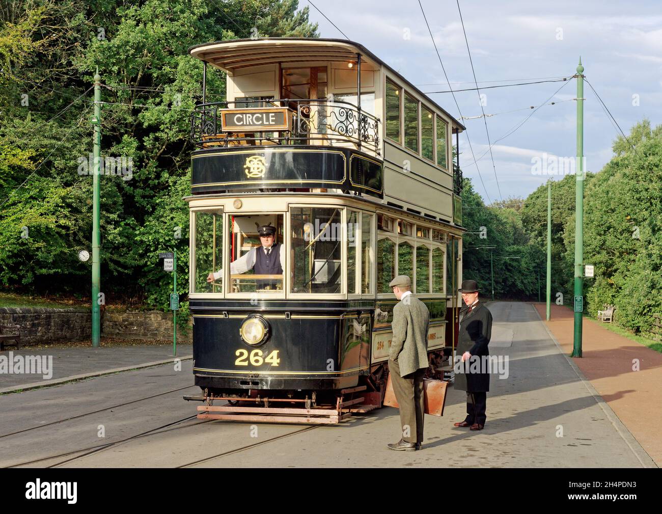 L'ex tram di Sheffield è stato restaurato a una fermata del tram al Beamish Museum con i passeggeri in costume d'epoca. Foto Stock L'ex tram di Sheffield è stato restaurato a una fermata del tram al Beamish Museum con i passeggeri in costume d'epoca. Foto Stock