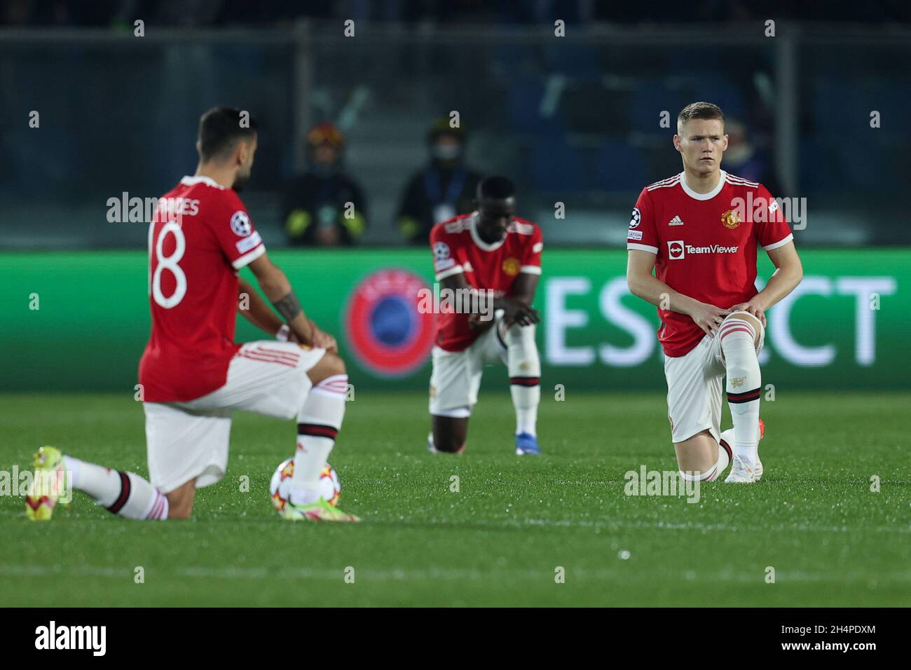 Bergamo, Italia. 2 novembre 2021. Scott McTominay (Manchester United) e Bruno Fernandes (Manchester United) in ginocchio durante la partita di calcio di Atalanta BC vs Manchester United, UEFA Champions League a Bergamo, Italia, novembre 02 2021 Credit: Independent Photo Agency/Alamy Live News Foto Stock