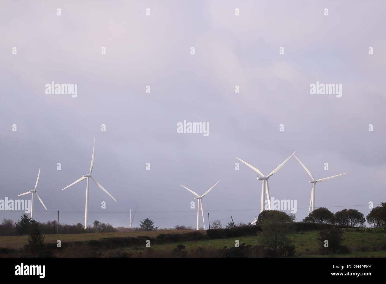 Turbine eoliche su terreni agricoli di Co. Derry, Irlanda del Nord. Per ridurre le emissioni di carbonio, il Regno Unito e i governi stanno utilizzando l'energia eolica e solare. Foto Stock