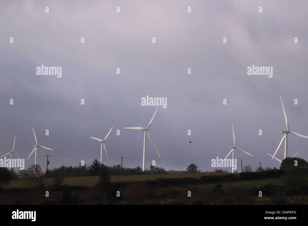 Turbine eoliche su terreni agricoli di Co. Derry, Irlanda del Nord. Per ridurre le emissioni di carbonio, il Regno Unito e i governi stanno utilizzando l'energia eolica e solare. Foto Stock