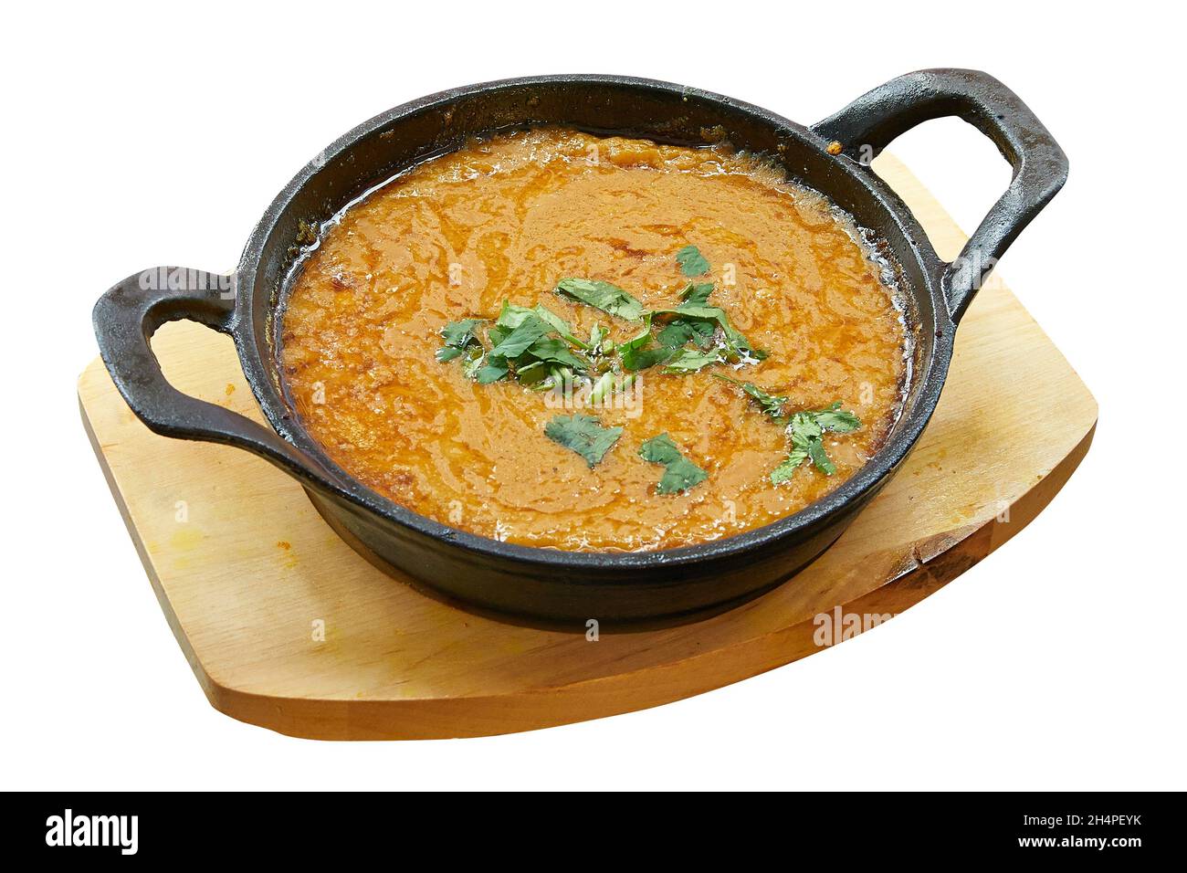 Colpo di dhal cotto in padella. Isolato su bianco con tracciato di ritaglio Foto Stock