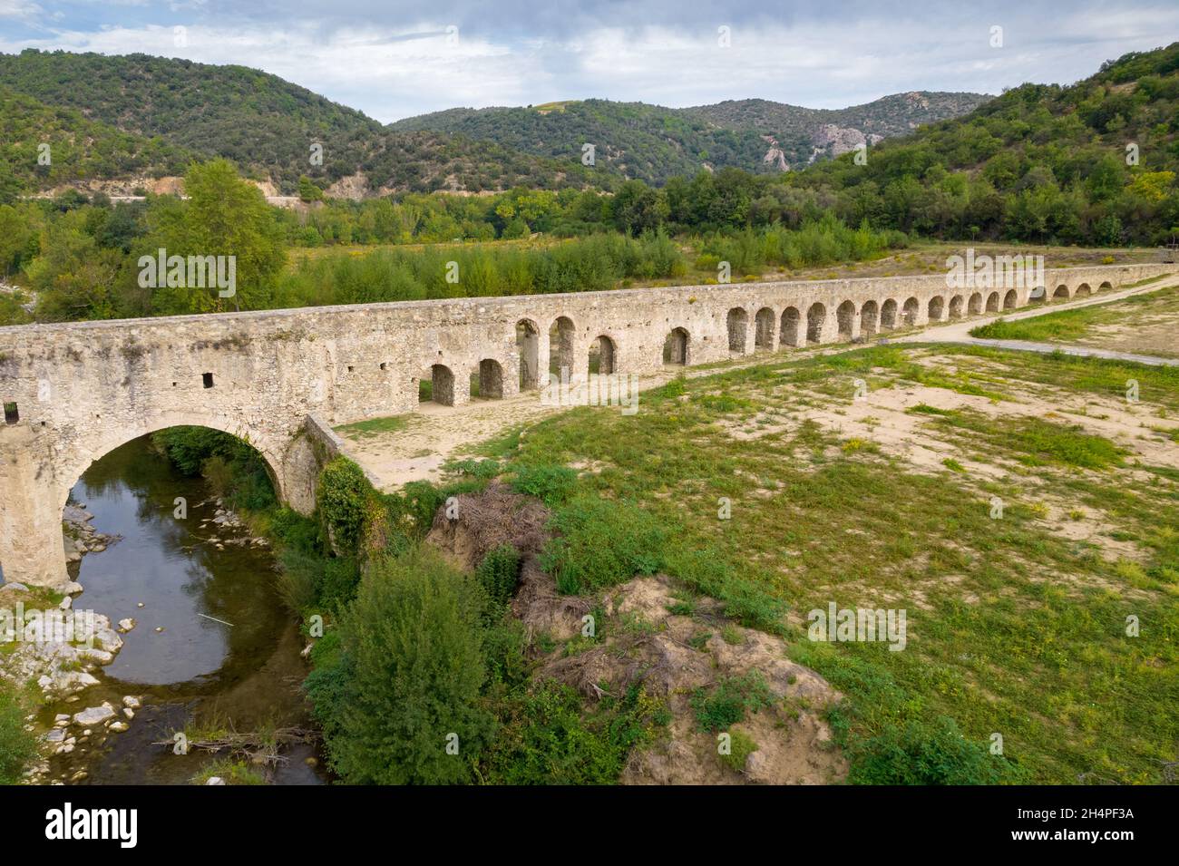 Scatto aereo dell'acquedotto romano di Ansignano nel sud della Francia, dipartimento di Aude. Foto Stock