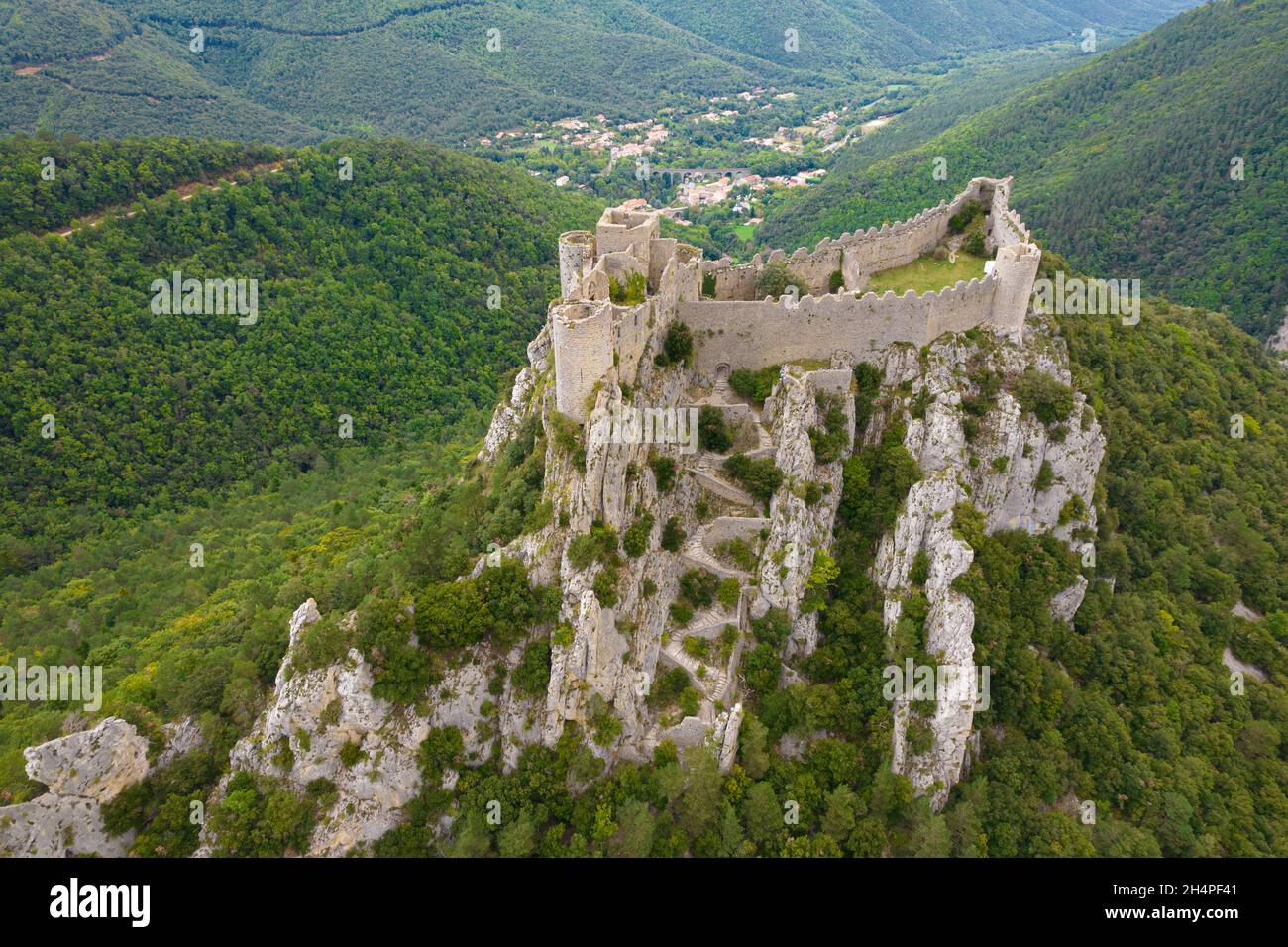 Scatto aereo che mostra il castello medievale Puilaurens in Pirenei montagne, Francia Foto Stock