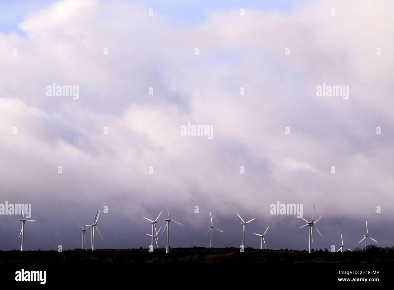 Turbine eoliche su terreni agricoli di Co. Derry, Irlanda del Nord. Per ridurre le emissioni di carbonio, il Regno Unito e i governi stanno utilizzando l'energia eolica e solare. Foto Stock