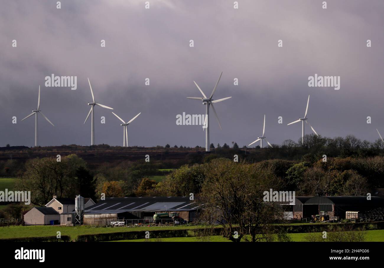 Turbine eoliche su terreni agricoli di Co. Derry, Irlanda del Nord. Per ridurre le emissioni di carbonio, il Regno Unito e i governi stanno utilizzando l'energia eolica e solare. Foto Stock
