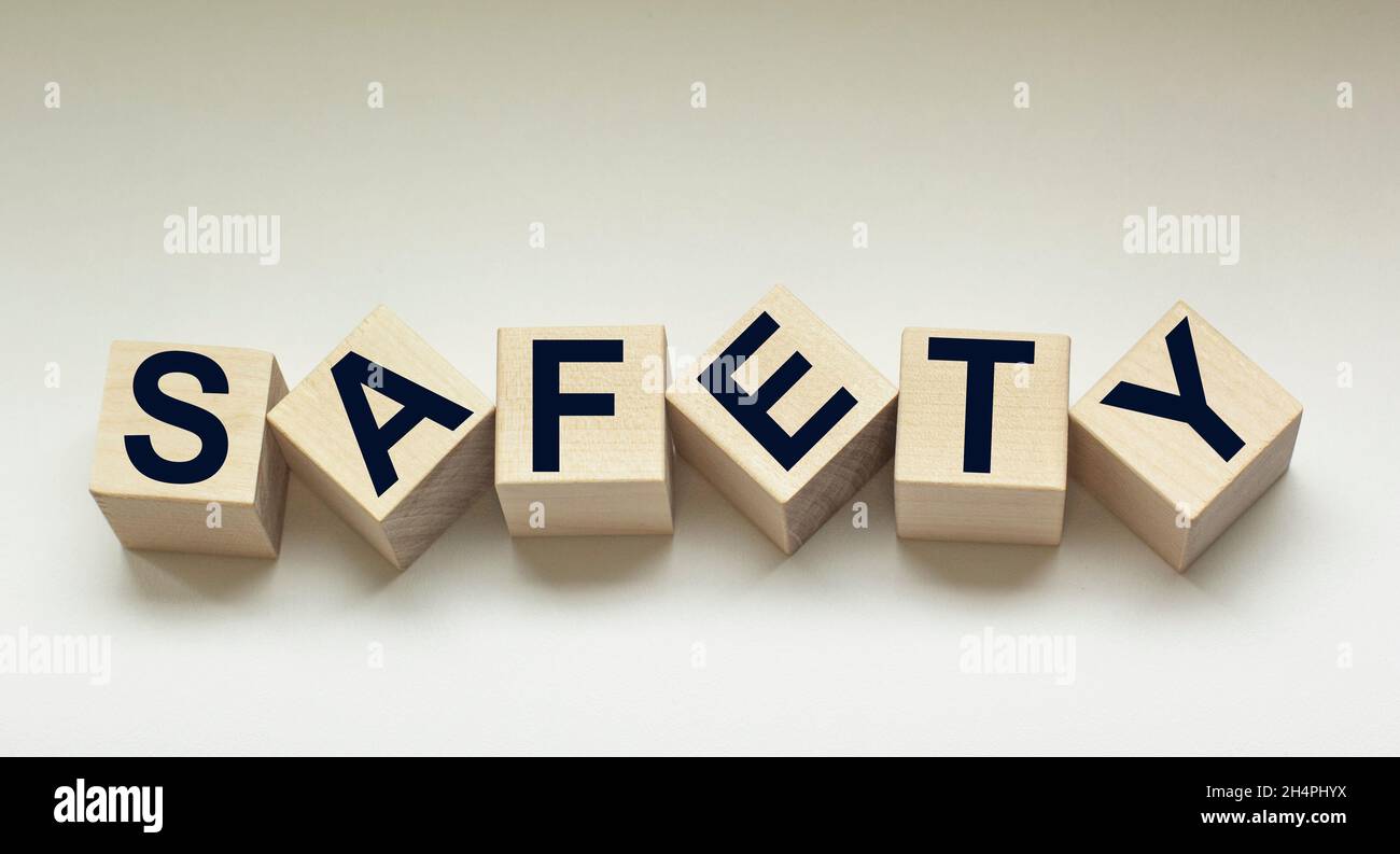 Parola di sicurezza scritto sul blocco di legno. testo di sicurezza sul tavolo in legno per il desing, concetto. Foto Stock