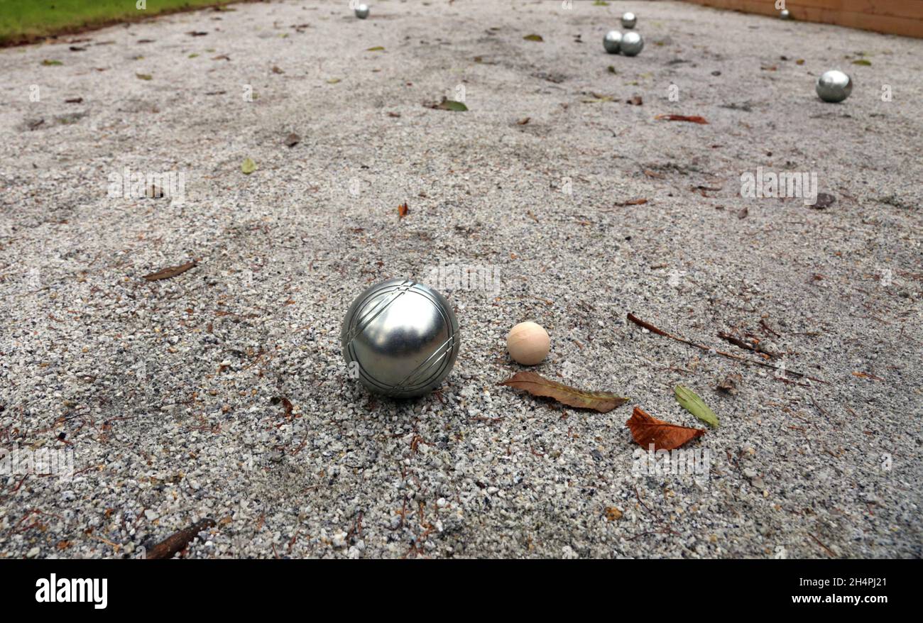 Cracovia. Cracovia. Polonia. Petanque (gioco di boules) palla di acciaio e piccola palla bersaglio di legno (coconnet) su terreno di ghiaia petanque. Foto Stock