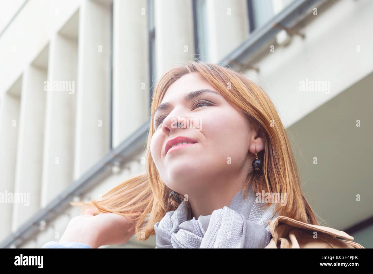 Donna d'affari caucasica in piedi vicino all'edificio di uffici. Foto Stock