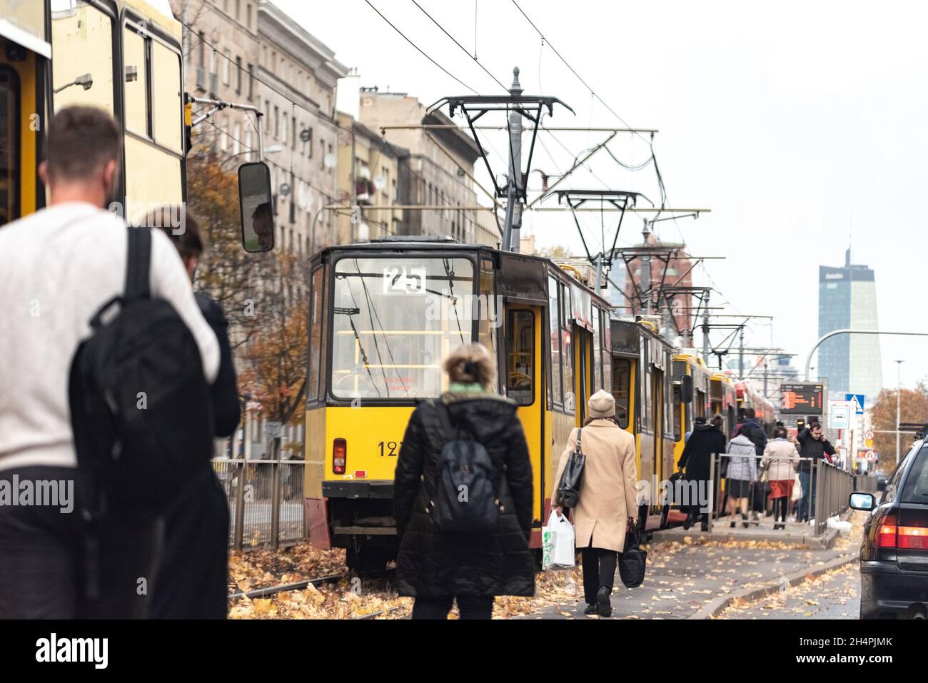 Varsavia, Polonia - 21 ottobre 2021: Trasporto pubblico a Varsavia. Guasto del tram e ingorghi del traffico in città. Foto Stock