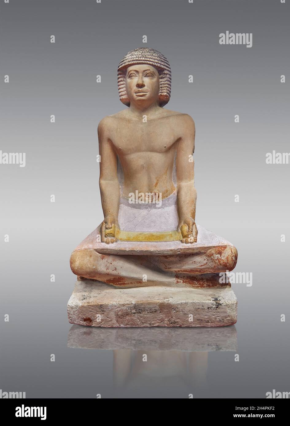 Statua egiziana scultura di uno scriba seduto a zampe incrociate con un papiro in grembo, 2500-2530 a.C., quinta dinastia, calcare. Museo del Louvre Foto Stock