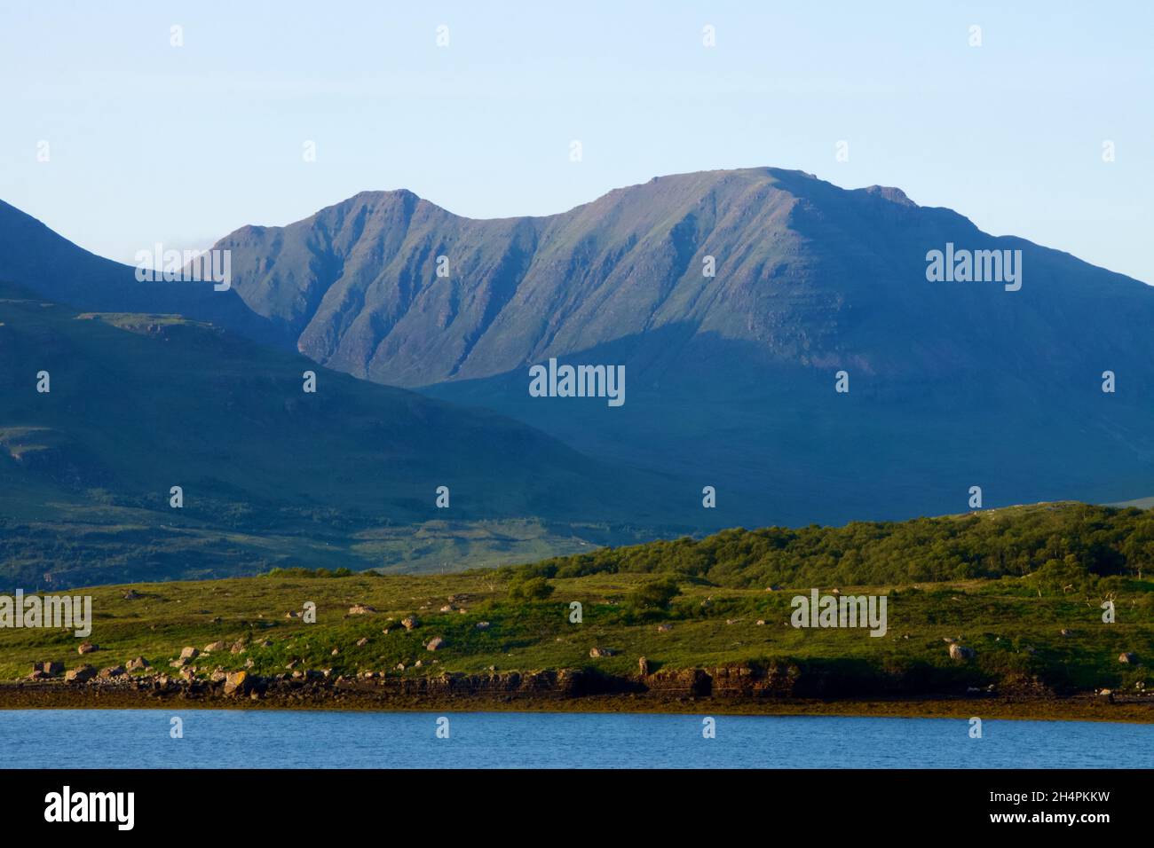 Vista spettacolare di un lago scozzese nelle Highlands con montagne Foto Stock